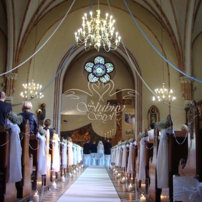 Wystrój kościoła na ślub - białe dekoracje