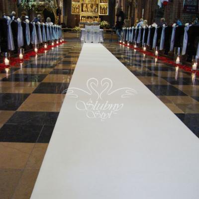 Welurowy biały dywan w Katedrze