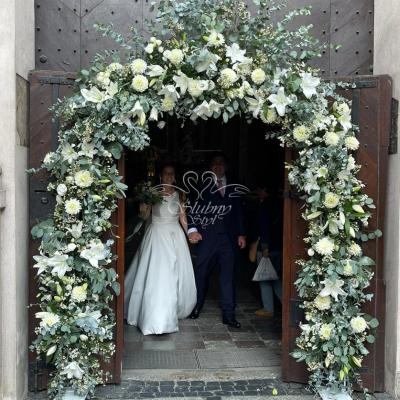 Ślub w Farze Poznańskiej - dekoracja drzwi