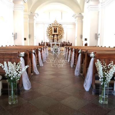 Dekoracja Sanktuarium Matki Pocieszenia na ślub w Dąbrówce Kościelnej