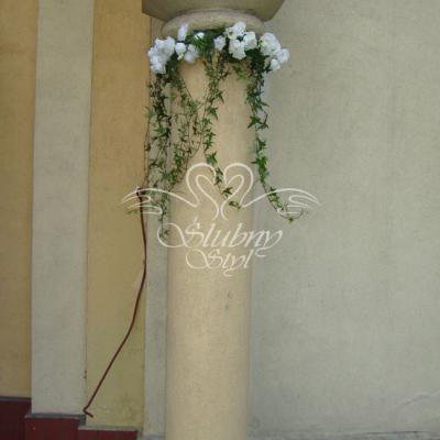 Dekoracja filara kwiatami eustomy i bluszczem przed wejściem do kościoła w Luboniu