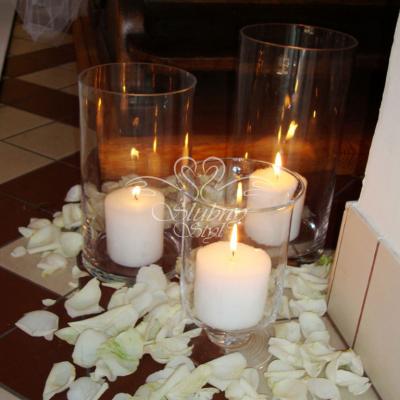 Nastrojowe świeczki w tubach w towarzystwie żywych płatków róż
