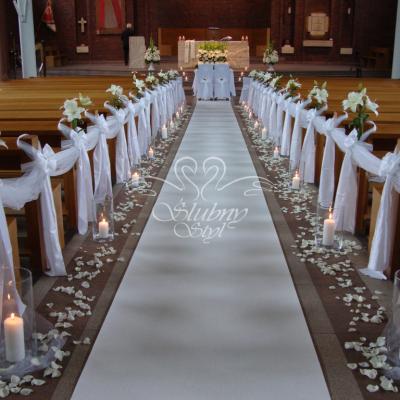 Dekoracja kościoła na ślub, nastrojowe świeczki i lilie - Naramowice