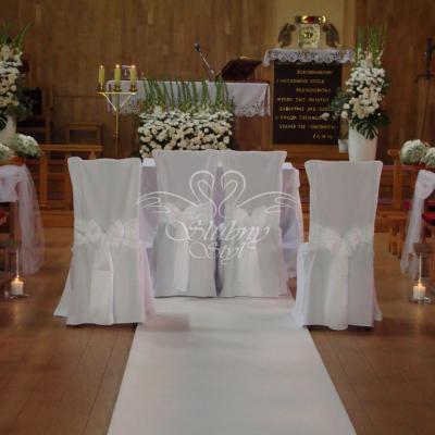 Biały elegancki dywan w kościele