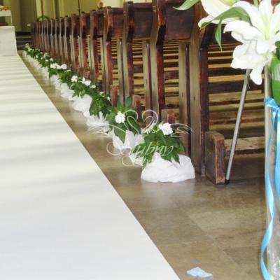 Kwiaty przy dywanie na ślub