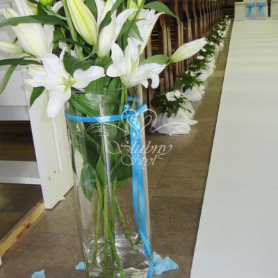 Białe lilie w wystroju kościoła