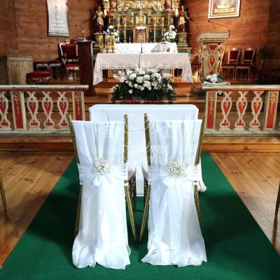 Dekoracja krzeseł chiavari na ślub w kościele św. Jadwigi w Siekierkach Wielkich