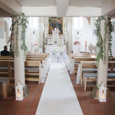 Dekoracje na ślub w kościele pw. Wszystkich Świętych w Tarnowie Podgórnym