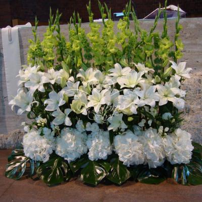 Kompozycja pod ołtarz - gladiole, lilie i hortensje 