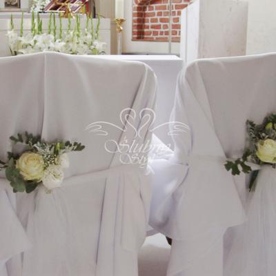 Dekoracja krzeseł na ślub w kościele