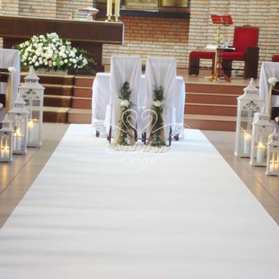 Białe piwonie w wystroju kościoła na ślub