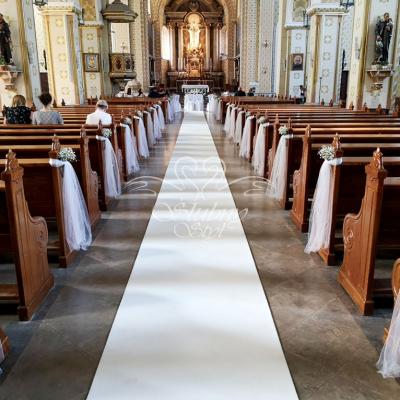 Parafia Najświętszego Serca Jezusa - bukiety z gipsówki przy ławkach na ślub