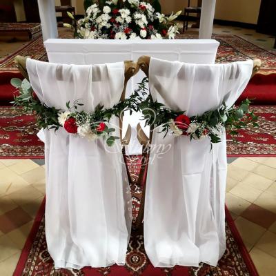 Romantyczna dekoracja krzeseł na ślub w kościele