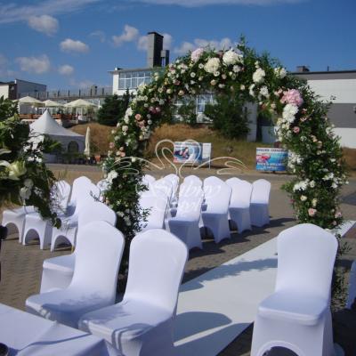 Dekoracja ślubu w plenerze nad jeziorem w Boszkowie