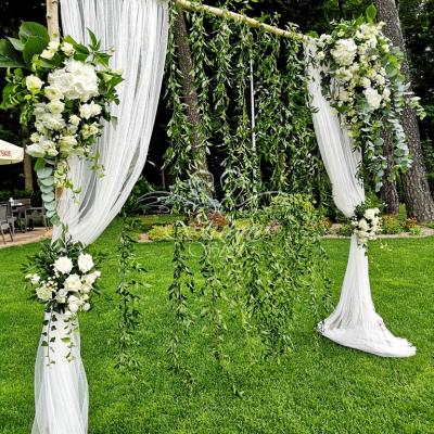 Bramka ślubna brzozowa w zieleni i białymi kwiatami