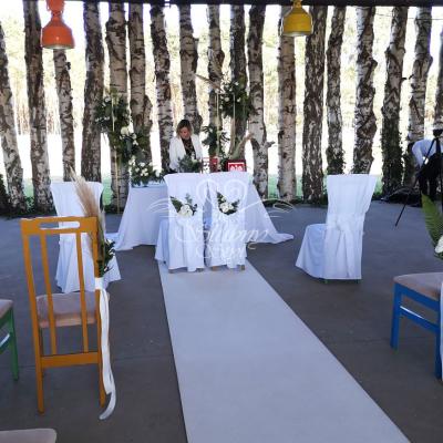 Biały dywan na ślubie plenerowym Zajazd w Białej