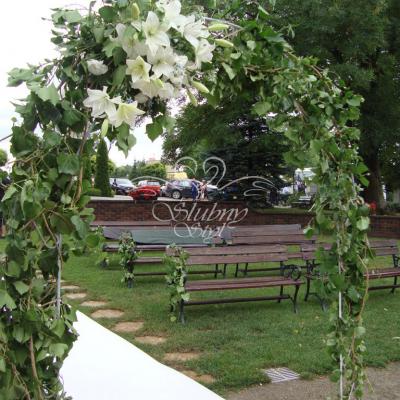 Ślub w plenerze bramka ślubna w zieleni i liliach