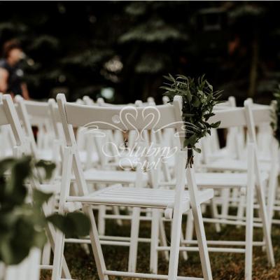 Ślub w plenerze dekoracja krzeseł