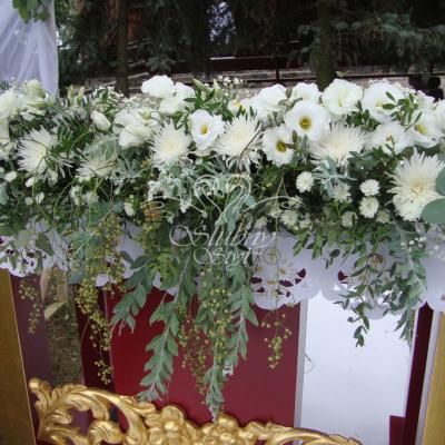 Ślub plenerowy dekoracja ołtarza