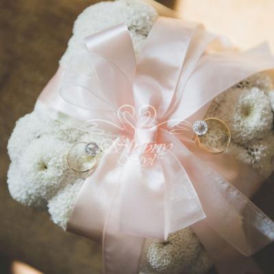 Ślub w plenerze poduszka na obrączki ze świeżych kwiatów