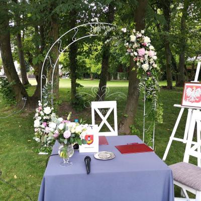 Romantyczny łuk ślubny z kwiatami na ślubie w plenerze - Bagatelka w Miłosławiu