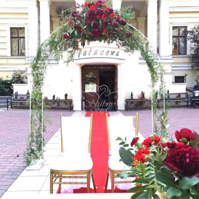 Dekoracja złotych krzeseł chiavari na ślub plenerowy - Pałac w Biedrusku