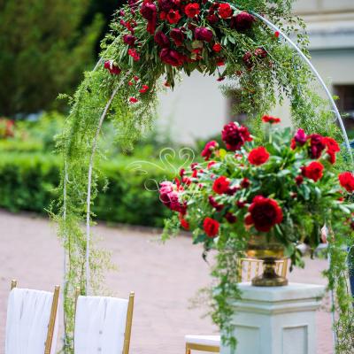 Dekoracja ślubnego łuku - ślub na powietrzu - Pałac w Biedrusku
