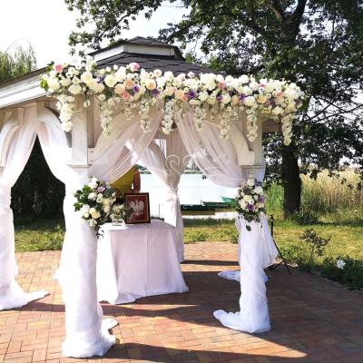 Ślubna altana przystrojona w kwiaty - Pałac w Strykowie