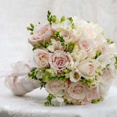 Romantyczne róże i frezje w odcieniach bieli i delikatnego różu